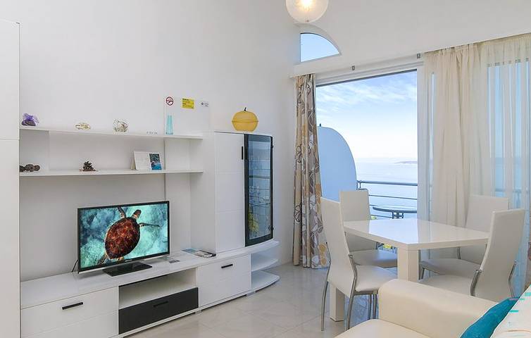 Ganze Ferienwohnung, Gemütliches Apartment mit Meerblick, WLAN, Parkplatz und Küche – 2,5 km vom Strand entfernt in Brela, Makarska Riviera
