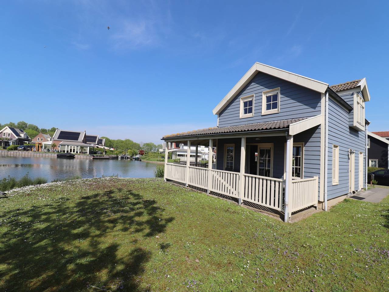 Bungalow aan het Water met Sauna in Bernisse, Nederlandse Noordzeekust