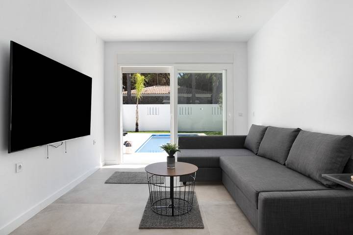Villa 'Santa Clara 21a' with Private Pool, Wi-Fi and Air Conditioning in Playa La Barrosa, Chiclana de la Frontera