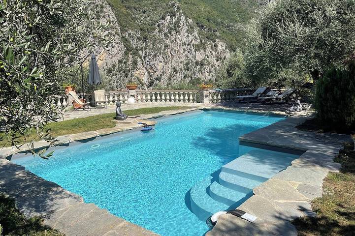 Location de vacances pour 4 personnes, avec Balcon et Jacuzzi ainsi que Jardin et Piscine à Breil-sur-Roya