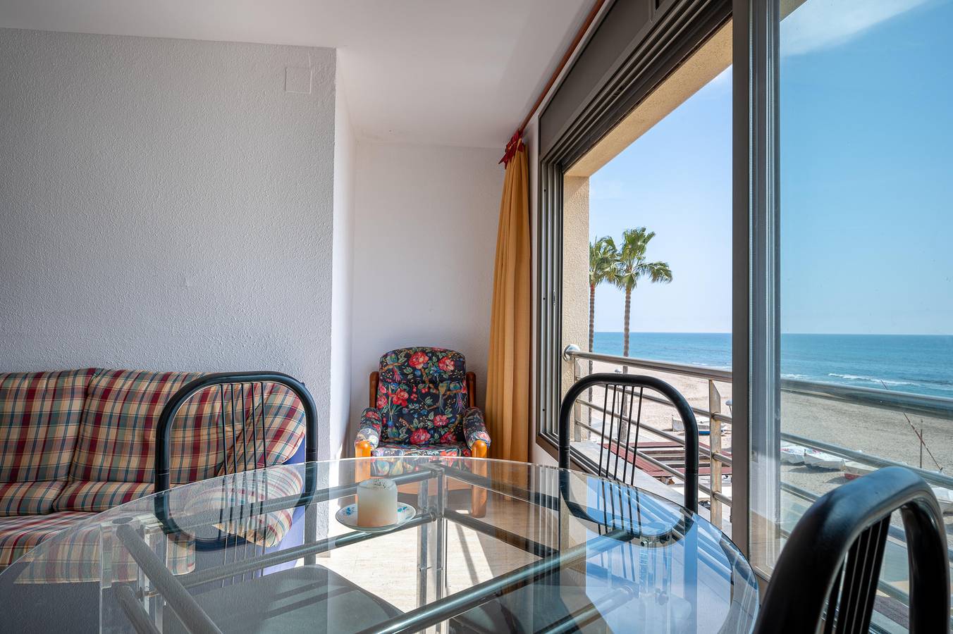 Geheel appartement, At172 Baix a Mar: Apartment located on the seafront with spectacular views of the sea in Torredembarra, Costa Dorada