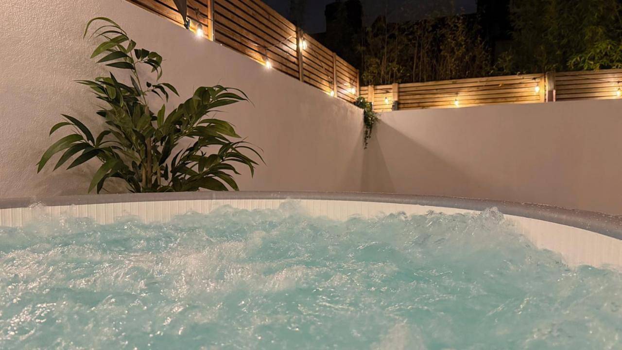 London Acton - hot tub, cinema, games & arcade in Ealing, London