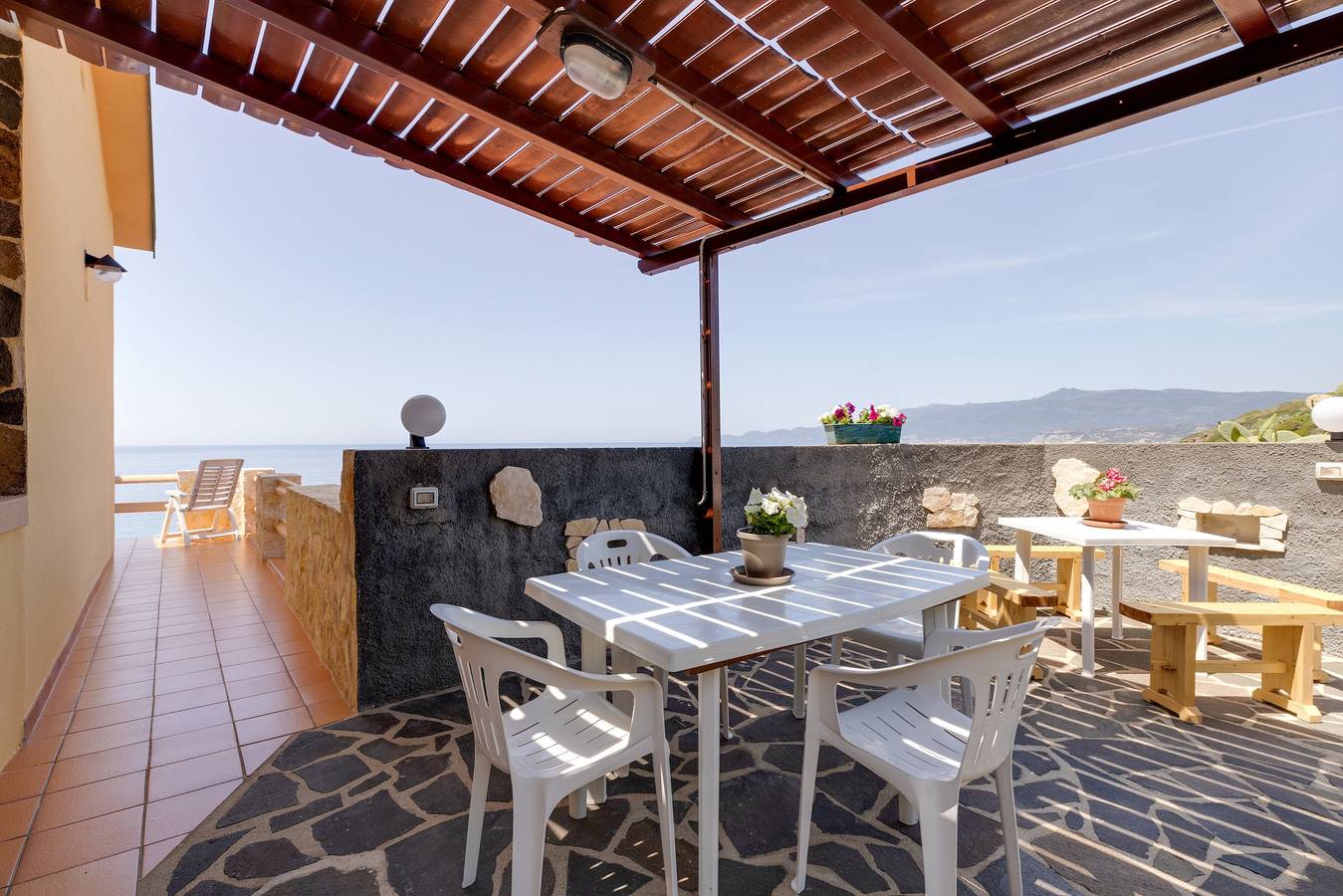 Ferienhaus „La Terrazza sul Mare“ mit Meerblick, Garten und Terrasse in Noesala, Magomadas
