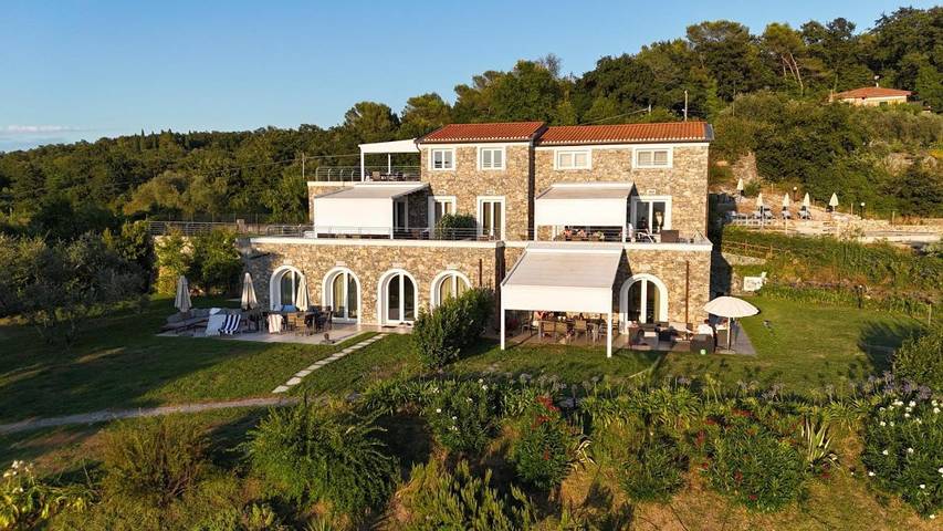 Ferienwohnung für 9 Personen, mit Terrasse und Garten sowie Pool und Ausblick in Lerici