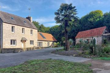 Location de vacances pour 6 personnes, avec terrasse et jardin à Ploubezre