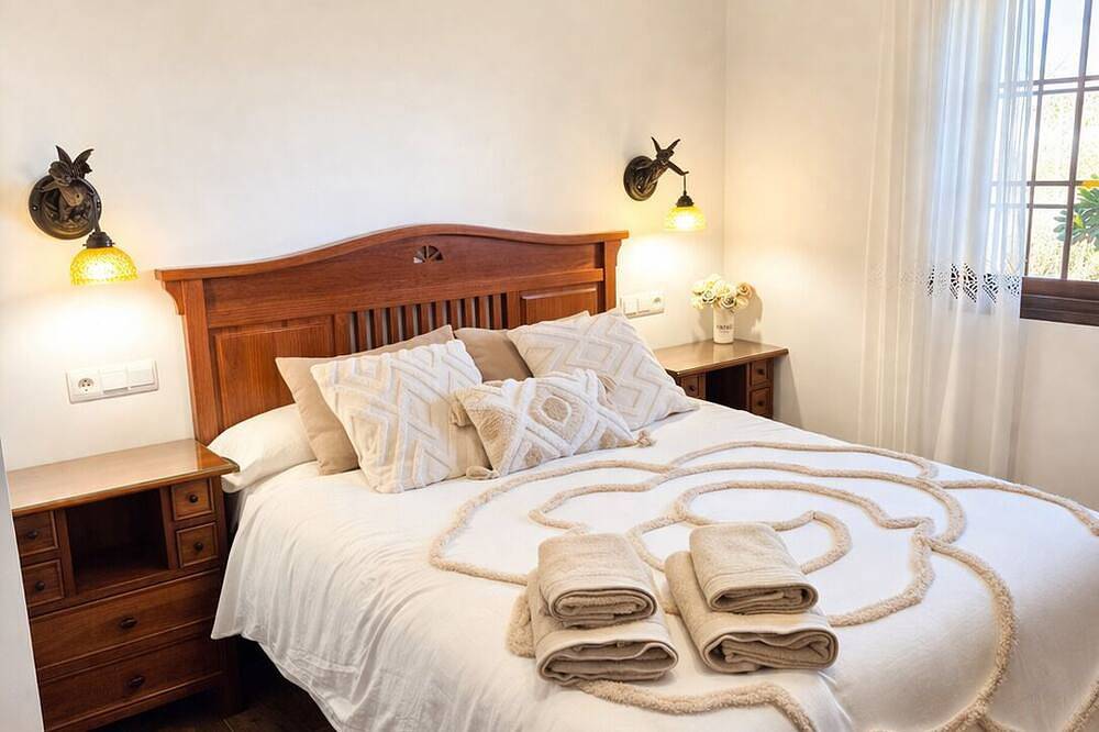 Peaceful Gated Home, Fast Wifi for Remote Work, Private Pool, Bbq, Kids Area in Casabermeja, Provincia de Málaga