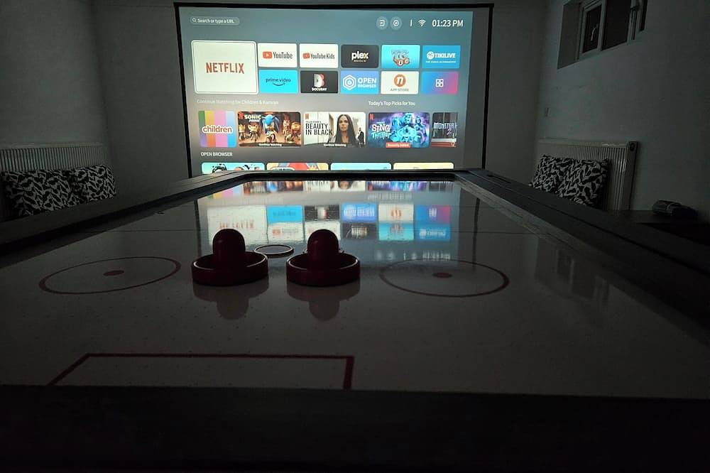 Annexe pool table, air hockey, table tennis, movie in Windsor, Berkshire