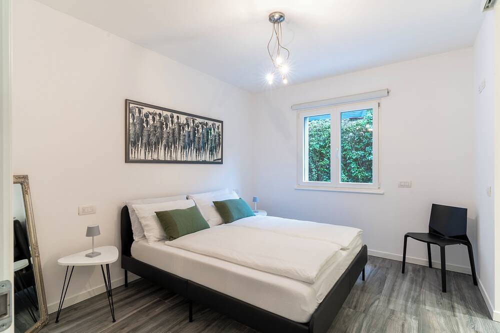 Entire apartment, Residenza The Rock, Appartamento Deluxe con Balcone, A/c, Parcheggio, Wi-fi in Nago-Torbole, Garda Mountains