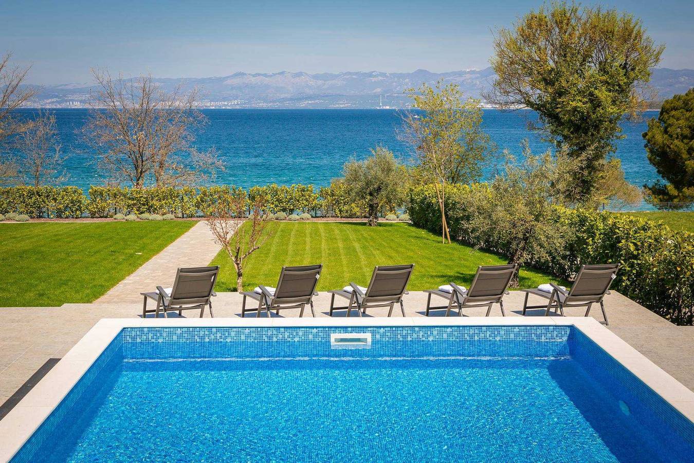 Villa B Malinska – Luxuriöses Paradies am Meer mit privatem Pool in Zidarici, Krk