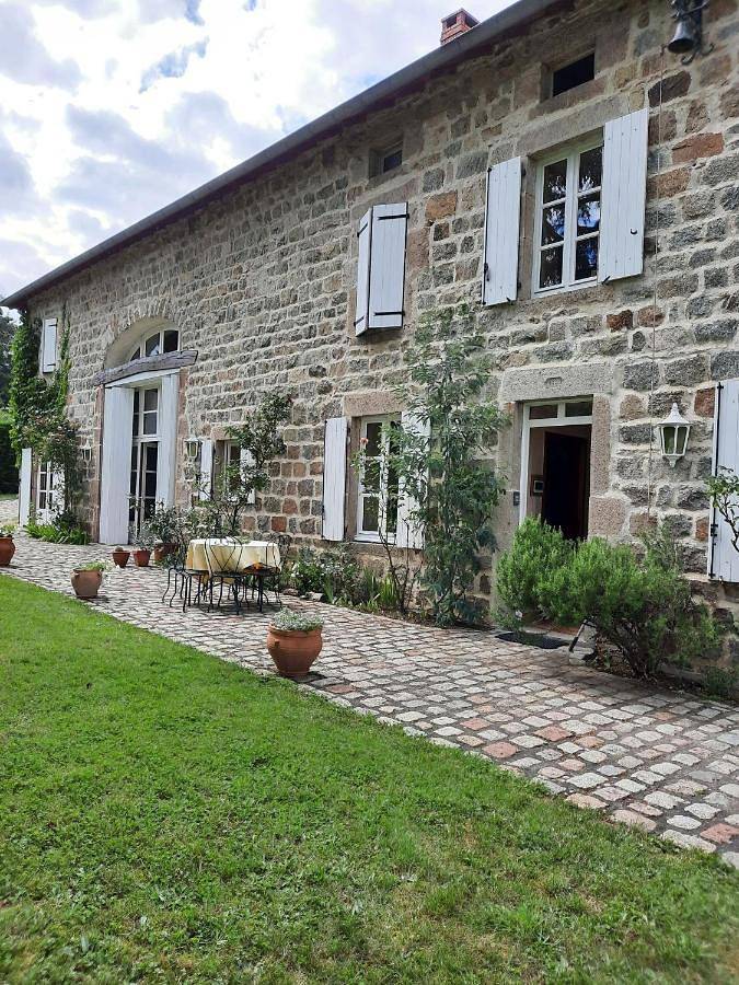 Chambre d’hôte pour 2 personnes, avec terrasse et vue ainsi que jardin et piscine dans la Loire - 2