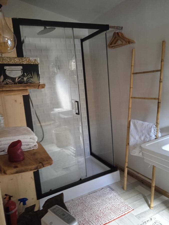 Location de vacances pour 2 personnes, avec vue et jardin à Champclause - 3