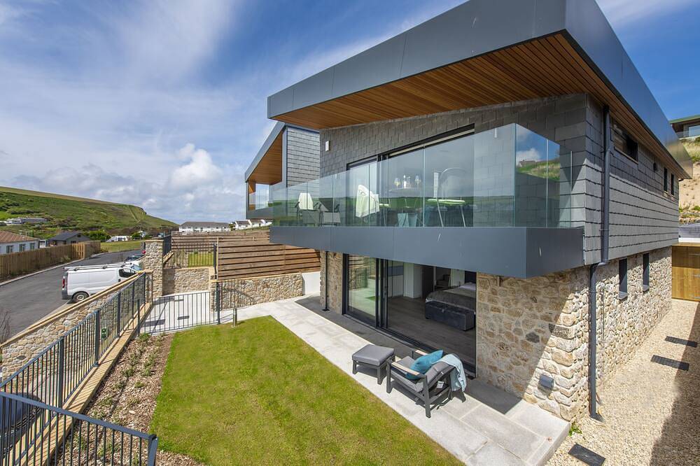 Stunning and stylish abode, close to the golden sands of Mawgan Porth beach in Mawgan Porth, Cornwall