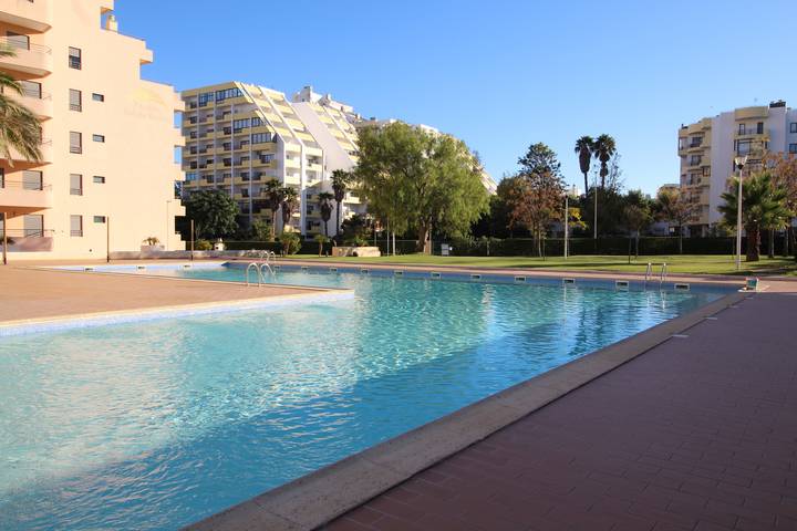 Ferienwohnung für 4 Personen, mit Balkon und Garten sowie Kinderpool in Portimão