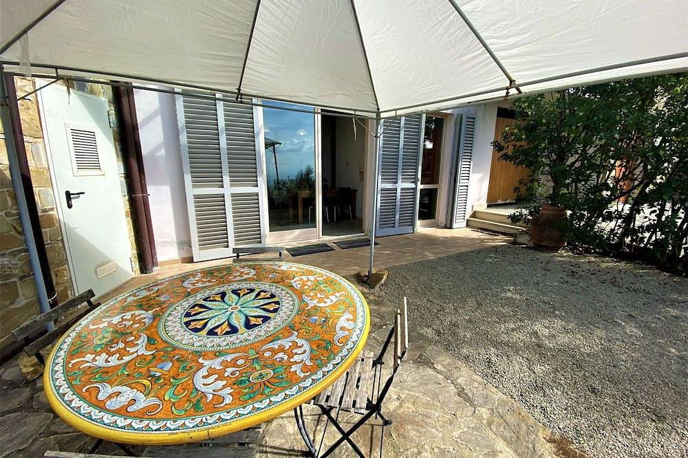 Beautiful private villa with Wifi, A/C, Tv, terrace, pets allowed, panoramic view and parking in Castellina in Chianti, Chianti