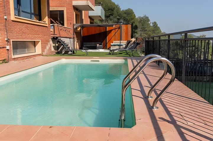 Casa rural para 6 personas, con jacuzzi además de jardín y piscina para niños, Se admiten mascotas en Bajo Llobregat - 2