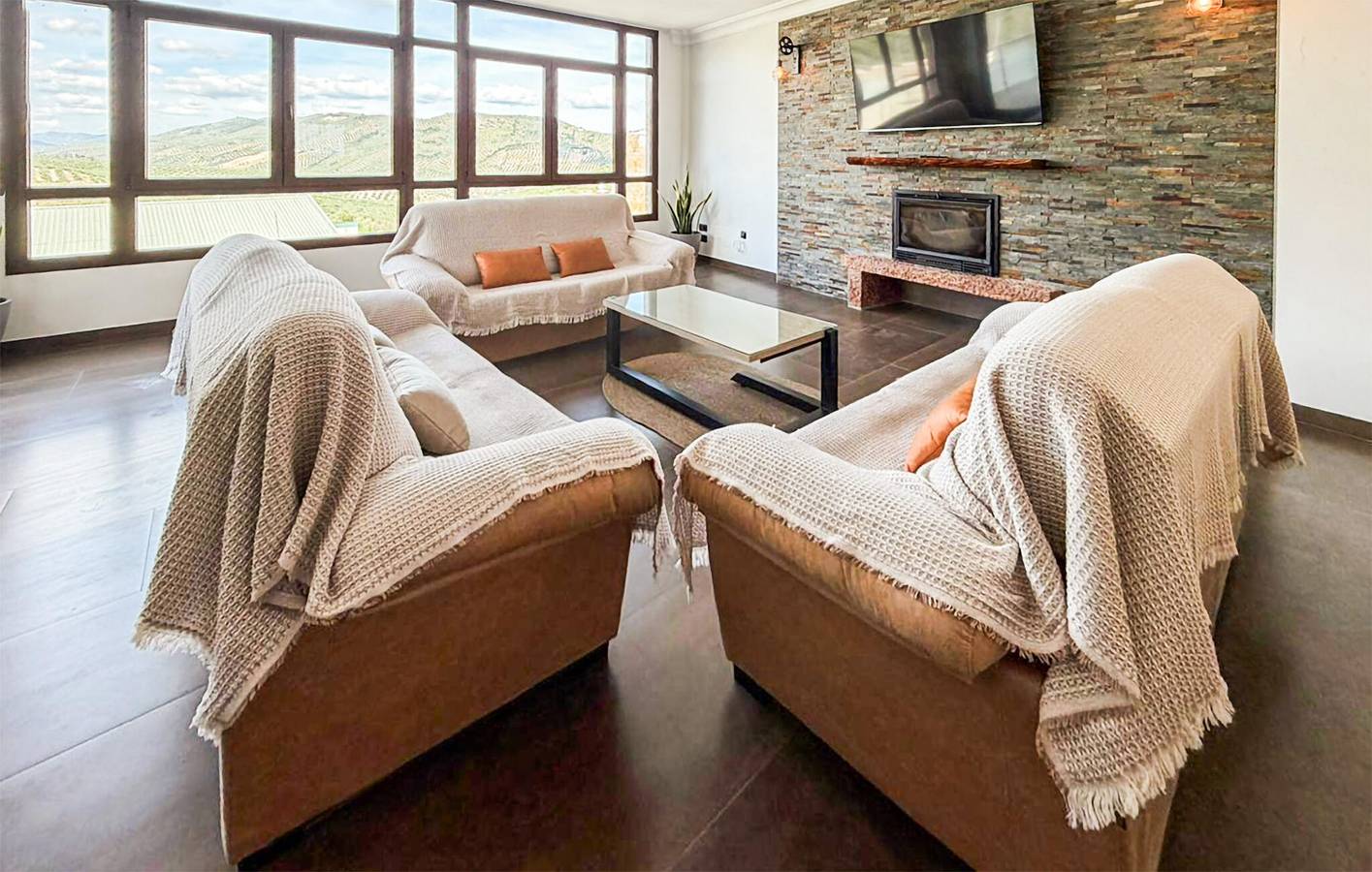 Gezellig appartement van 200 m² met zwembad, wifi en barbecue in Iznájar, Sierras Subbéticas