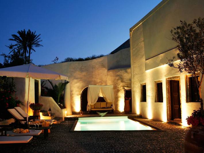 Villa for 4 people, with pool and yard in Santorini