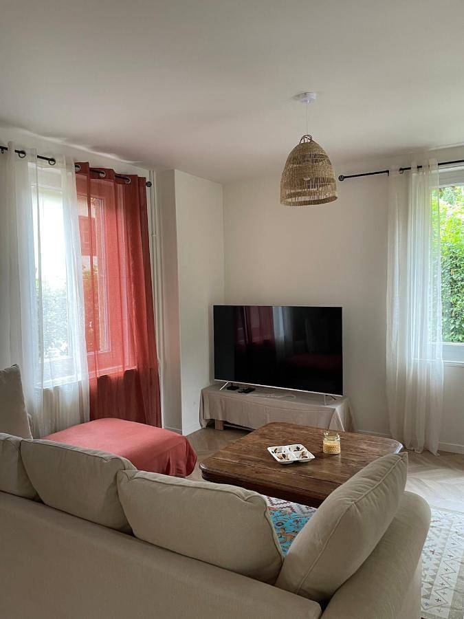 Location de vacances pour 8 personnes, avec piscine ainsi que vue et jardin à Saint-Geoire-en-Valdaine - 3