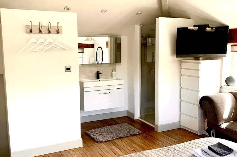 Dreamwood Cottage  Luxury Family Hottub Retreat<br> in Wakefield, West Yorkshire