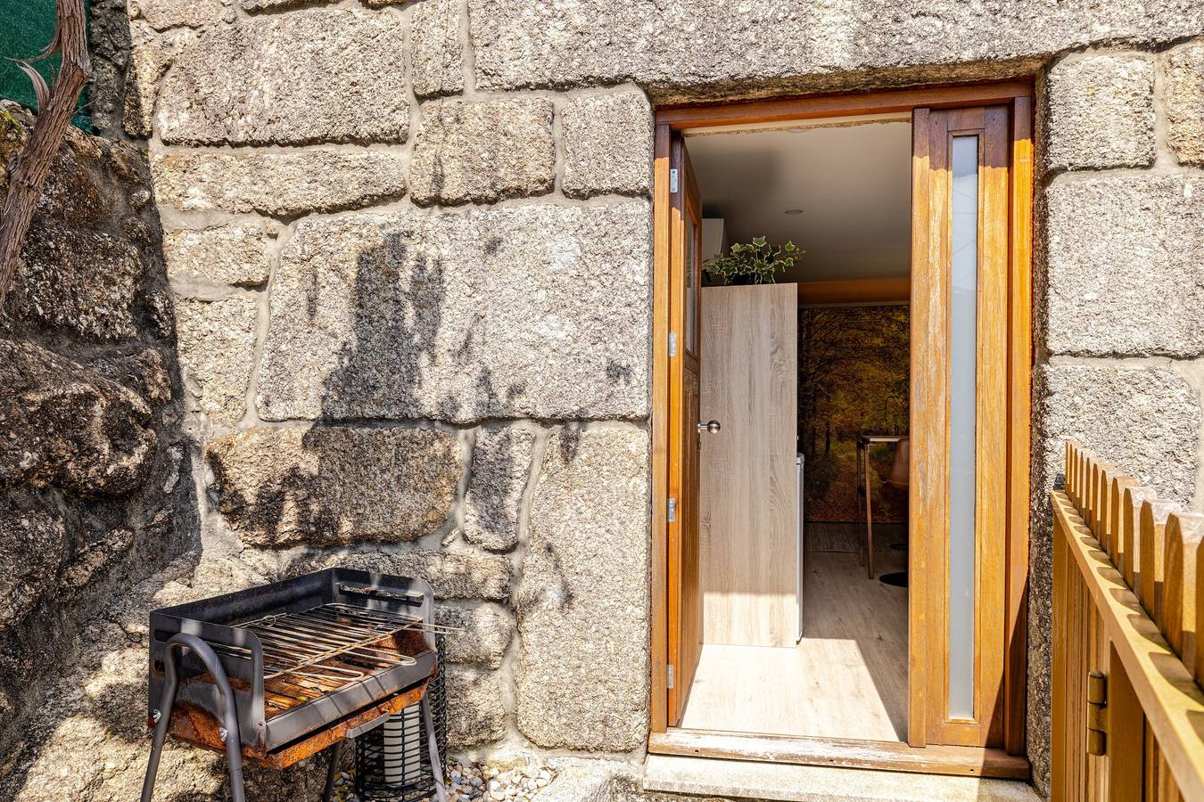 Casa de Férias 'Estúdio à Beira da Água no Gerês' com Vista para o Lago, Wi-Fi e Ar Condicionado in Vilar da Veiga, Parque Nacional da Peneda-Gerês