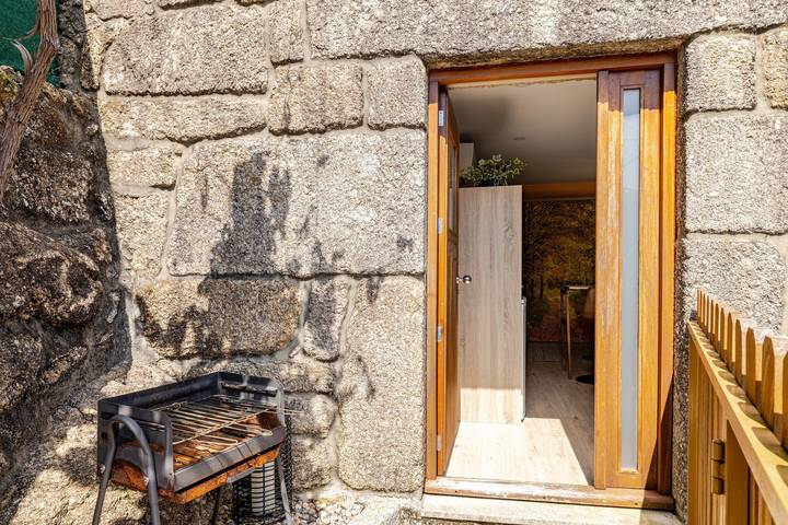 Holiday Home 'Estúdio À Beira Da Água No Gerês' with Lake View, Wi-Fi and Air Conditioning in Vilar da Veiga, Gerês