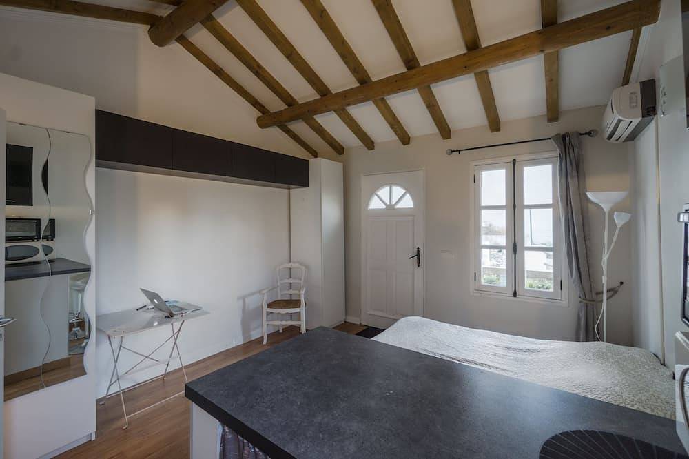Entire apartment, Studio with pool on the Provencal hills in Beaucaire, Nimes region