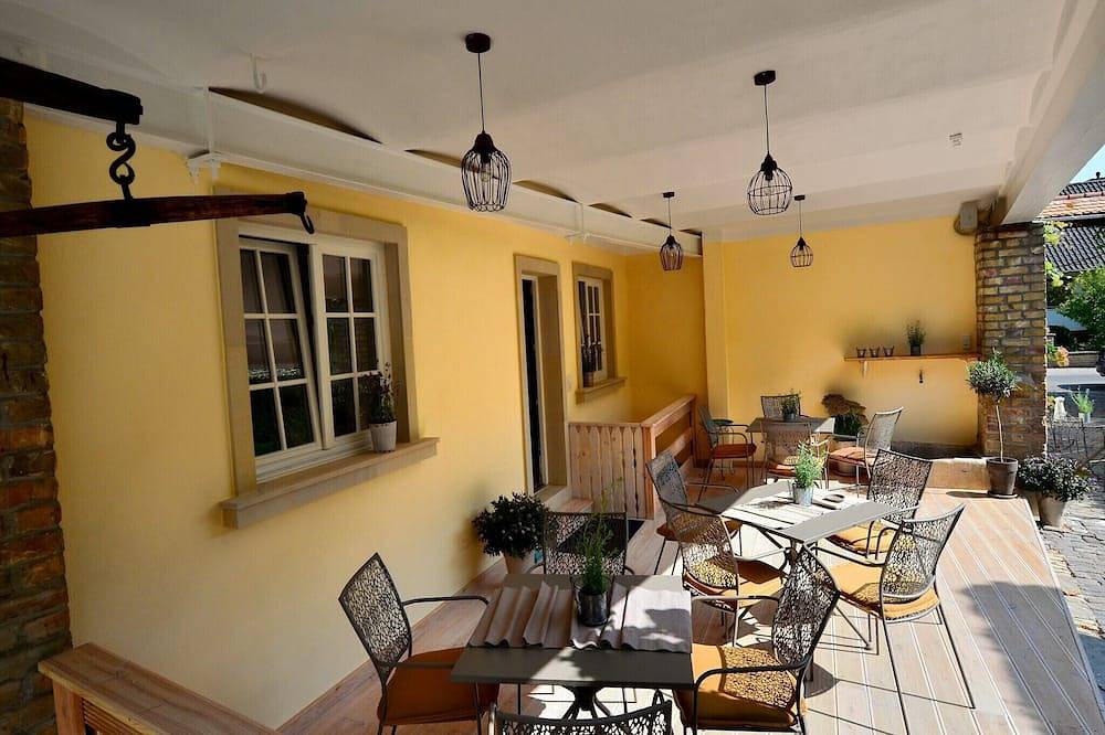 Komfort Doppelzimmer Fachwerk Ensuite Dusche mit Terrasse im Gästehaus Gehrig in Weisenheim am Sand, Pfälzer Rheinebene