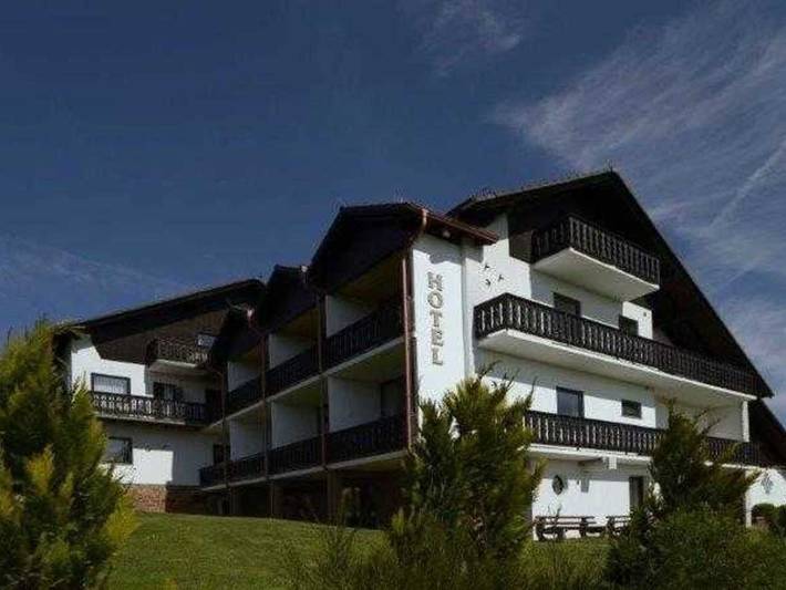 Hotel, mit Balkon und Terrasse sowie Garten