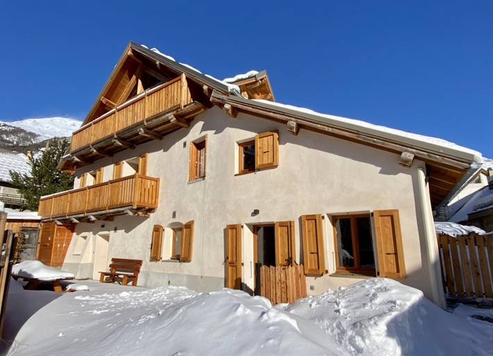 Gîte pour 6 personnes, avec jardin ainsi que piscine et terrasse dans Les Grands Bains Du Monetier