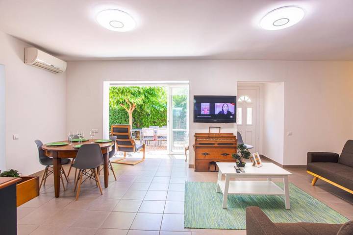 Location de vacances pour 9 personnes, avec jacuzzi et terrasse ainsi que jardin et piscine, animaux acceptés à La Valette-du-Var - 3