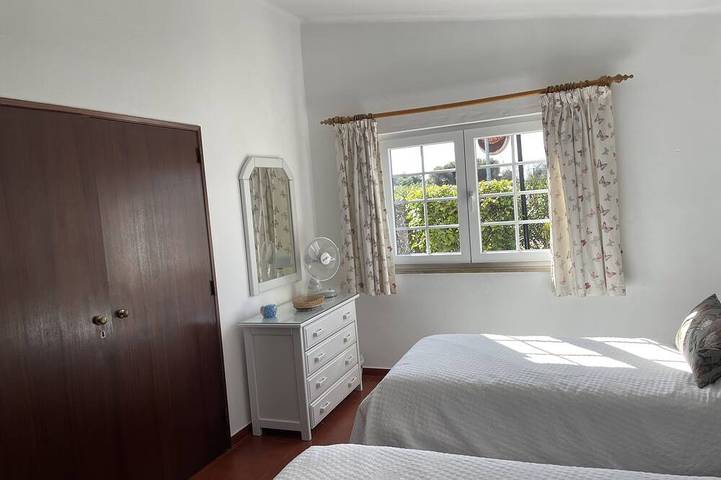 Ganze Wohnung, Apartment mit Meerblick vom oberen Balkon und Gemeinschaftspool. 5 Minuten zu Fuß zum Strand in Carvoeiro, Faro Distrikt