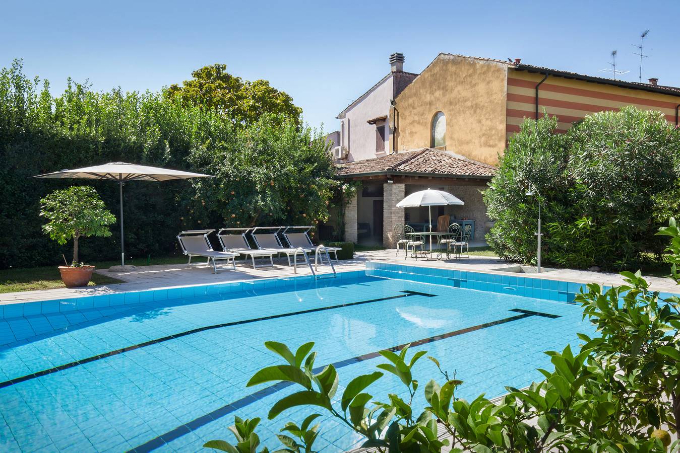 Villa L'Oleandra with Pool up to 12 People in Volta Mantovana, Provincia di Mantova