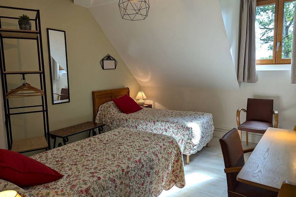 Chambre familiale avec Wi-Fi inclus, petit-déjeuner et espace convivial in Ligny-le-Ribault, Sologne