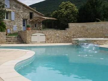 Cottage pour 4 personnes, avec piscine ainsi que jardin et jacuzzi à Savasse