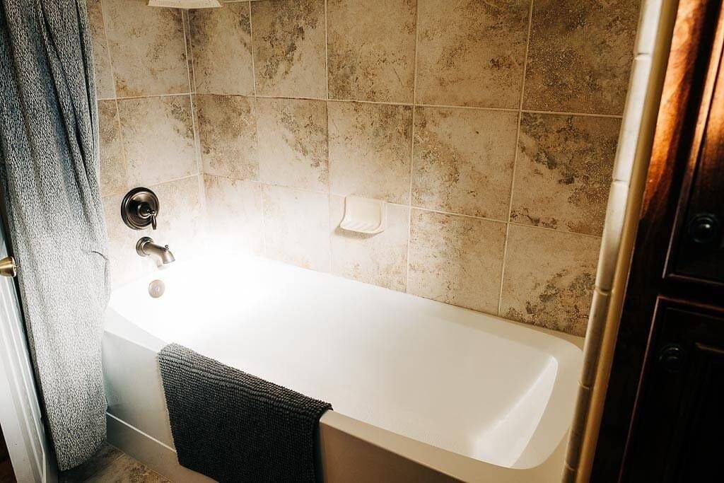 Al Fresco dining with lake views, boat slip & game room in Bass Lake