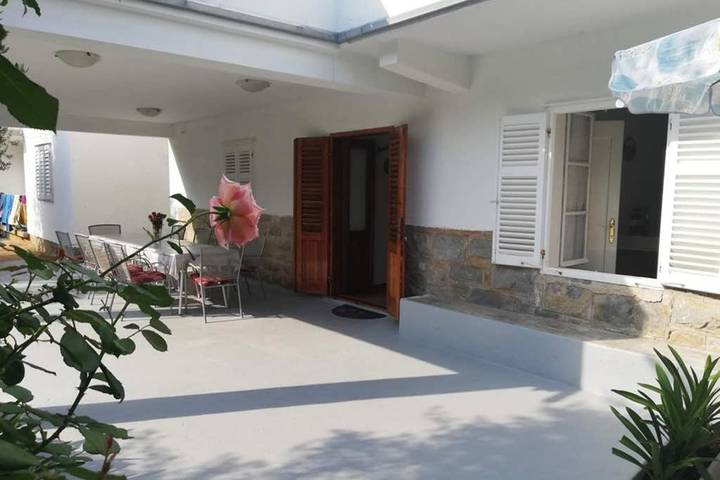 Ferienhaus für 11 Personen, mit Balkon und Terrasse sowie Garten und Ausblick in Banjol - 3