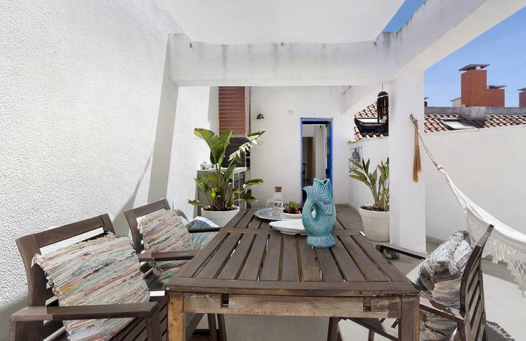 Ganze Wohnung, Ferienwohnung Duplex com terraço na Charneca mit Terrasse, Balkon und Wlan in Charneca de Caparica e Sobreda, Halbinsel von Setúbal