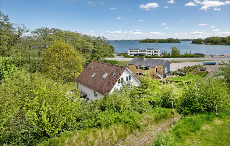 Ferienhaus für 8 Personen, mit Terrasse und Whirlpool sowie Garten in Kruså