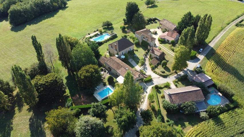 Location de vacances pour 10 personnes, avec vue ainsi que piscine et jardin à Sauveterre-la-Lémance