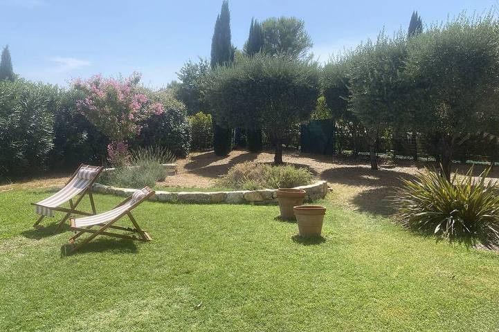 Villa con piscina tranquila mientras está cerca del centro de la ciudad. in Lorgues, Region de Draguignan