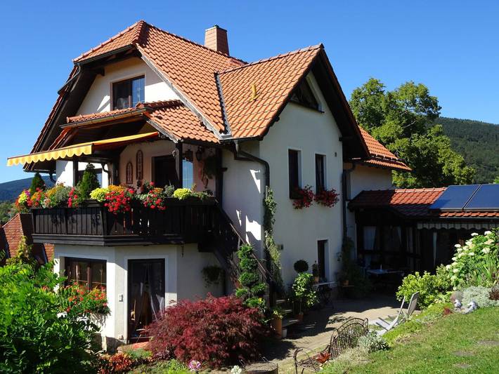 Ferienwohnung für 4 Personen, mit Terrasse und Garten sowie Ausblick im Thüringer Wald