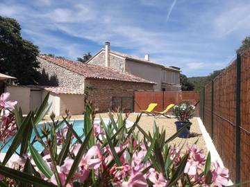 Gîte pour 6 personnes, avec piscine ainsi que jardin et vue à Lioux