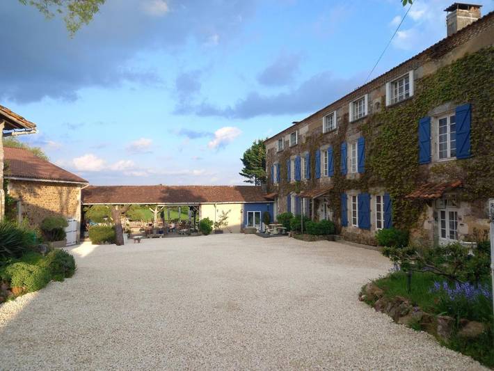 Location de vacances pour 3 personnes, avec Terrasse et Jardin ainsi que Piscine et Vue à Milhac-de-Nontron