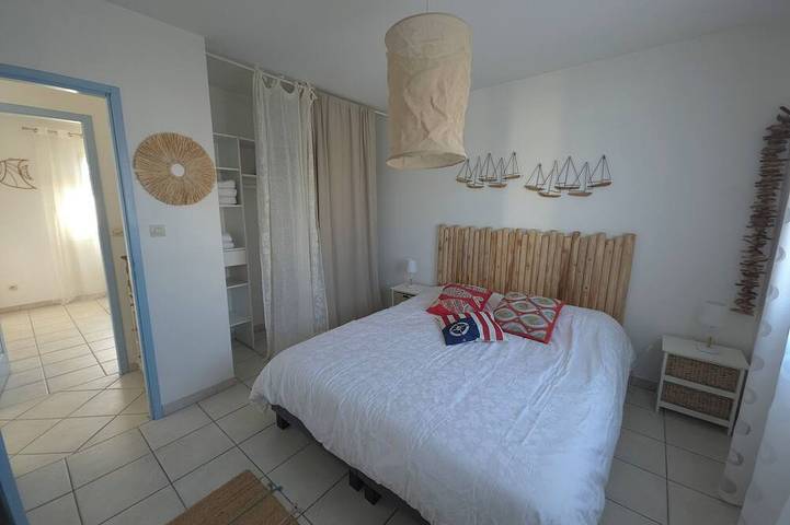 House with enclosed courtyard located 300m from the beach in the center of town. in Vendays-Montalivet, Parque natural regional del Médoc