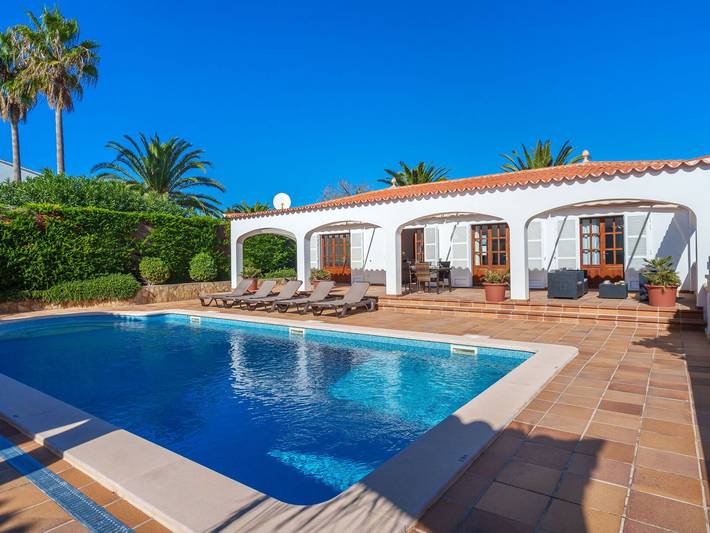 Ferienwohnung für 4 Personen, mit Terrasse und Garten sowie Pool in Cala Murada