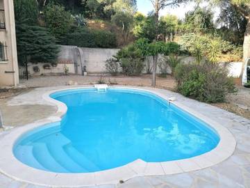Location de vacances pour 8 personnes, avec piscine et terrasse ainsi que jardin et vue à Montfrin