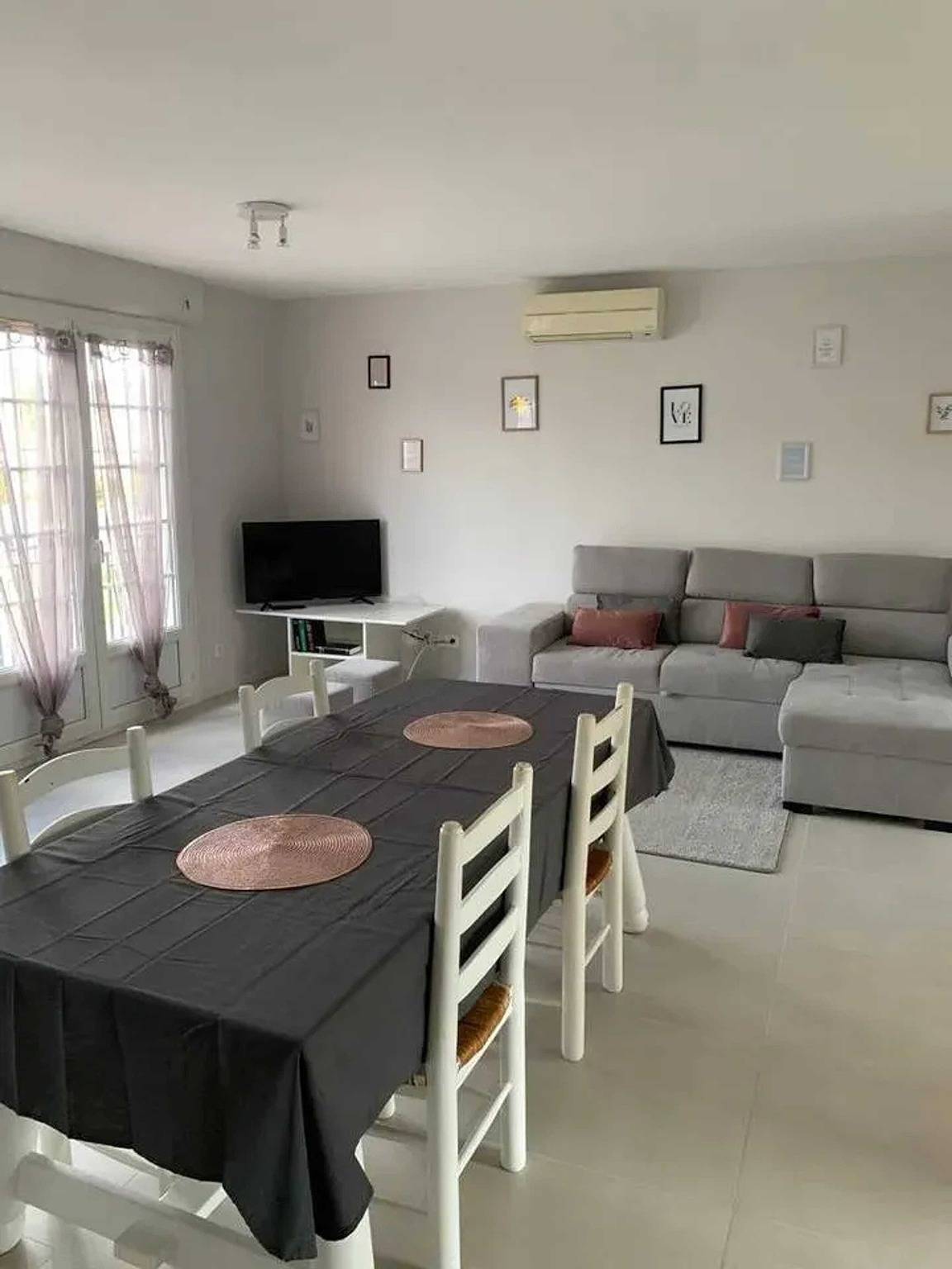 Entire apartment, Spacious apartment in Pierrelaye with garden view, 83 m² in Pierrelaye, Val-d'Oise