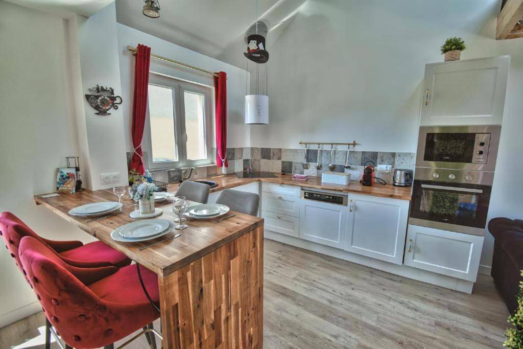 Appartement entier, One-Bedroom Apartment in Maintenon, Région de Chartres
