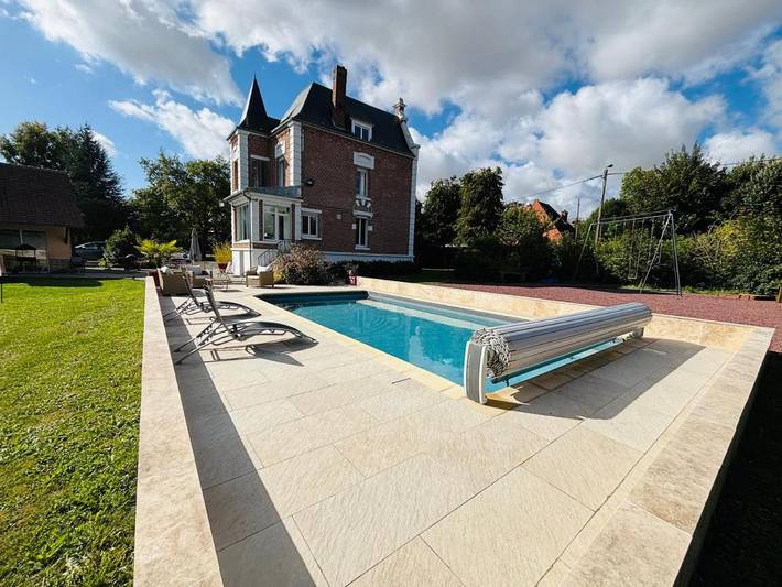 Location de vacances pour 8 personnes, avec jacuzzi et sauna ainsi que jardin et piscine à Airaines