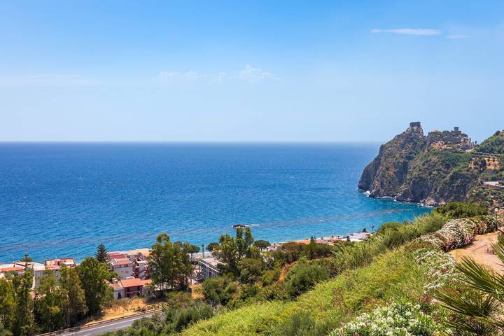 Entire apartment, Apartment 'Paradise Residence 2' with Sea View, Wi-Fi and Air Conditioning in Sant'Alessio Siculo, Messina Province